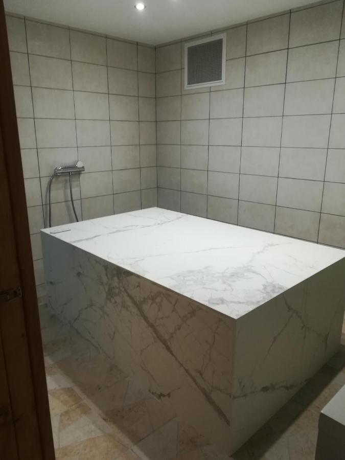 appartement avec Jacuzzi hammam sauna privatisé au rez de chaussée ds maison à Voglans à 2 kilomètres du lac du bourget en Savoie entre Chambéry et Aix les Bains cure thermale Quarto foto