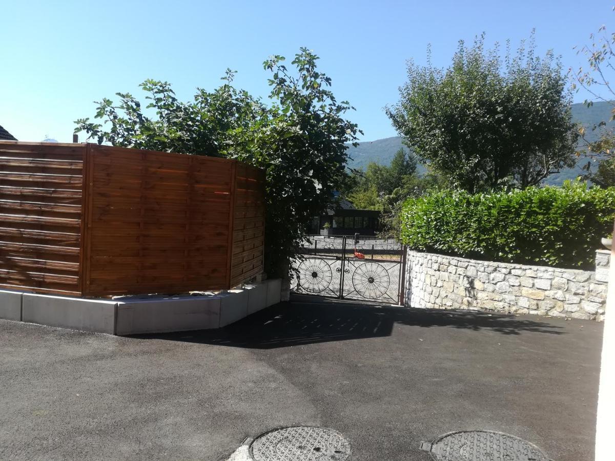appartement avec Jacuzzi hammam sauna privatisé au rez de chaussée ds maison à Voglans à 2 kilomètres du lac du bourget en Savoie entre Chambéry et Aix les Bains cure thermale Exterior foto